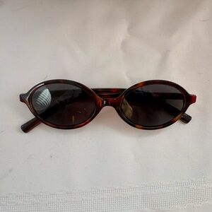 Oval glasses tortoise shell with gold accents